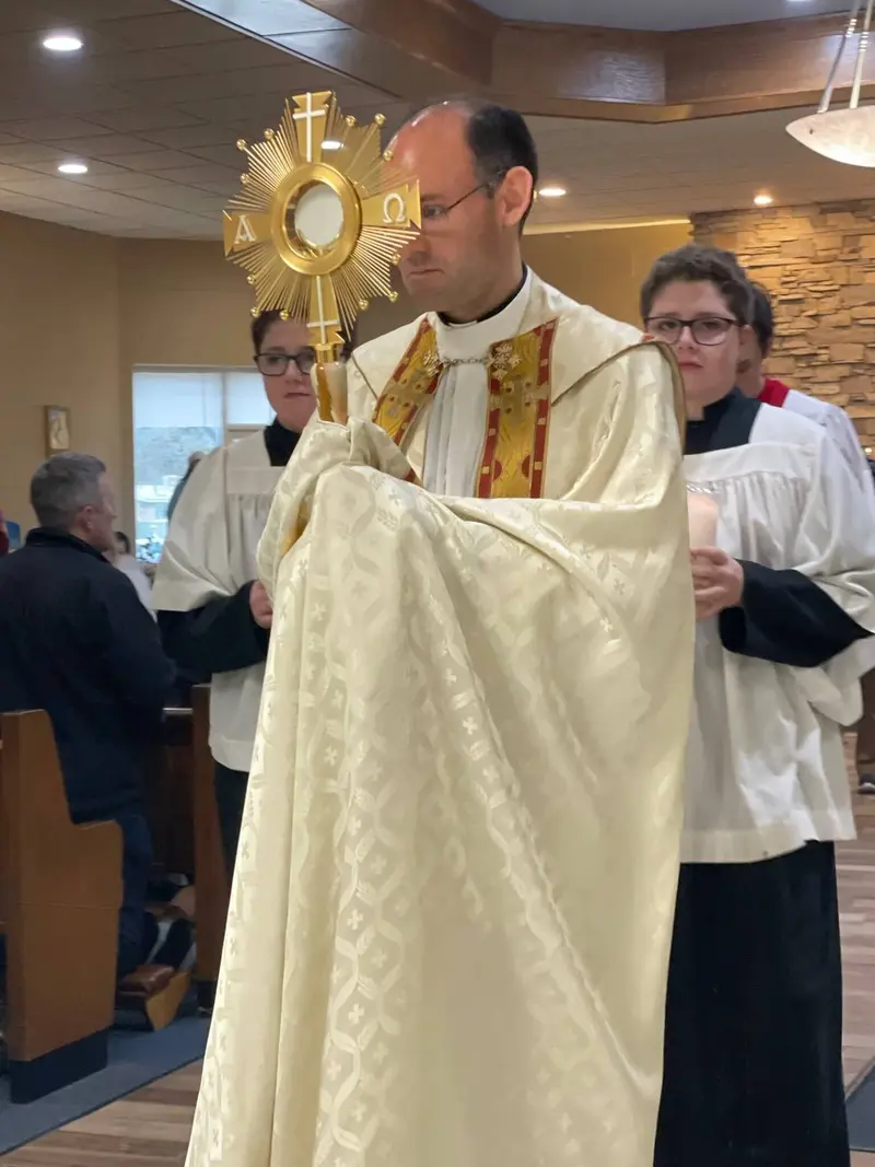 royalmont-academy-eucharistic-procession-chapel